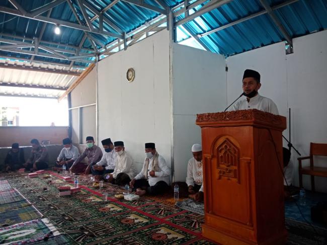 Drs H Raden Nurjati bersama Bupati Terpilih H. Djohan Sjamsu Meletakkan Batu Pertama Pembangunan Masjid Islahul Ummah